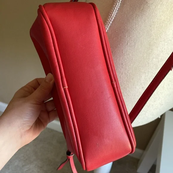Red crossbody camera bag from Italy, faux leather - Picture 9 of 14